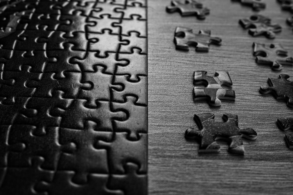 piezas de puzle en una mesa